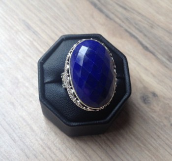 Zilveren ring facet Lapis Lazuli in bewerkte setting maat 18 mm